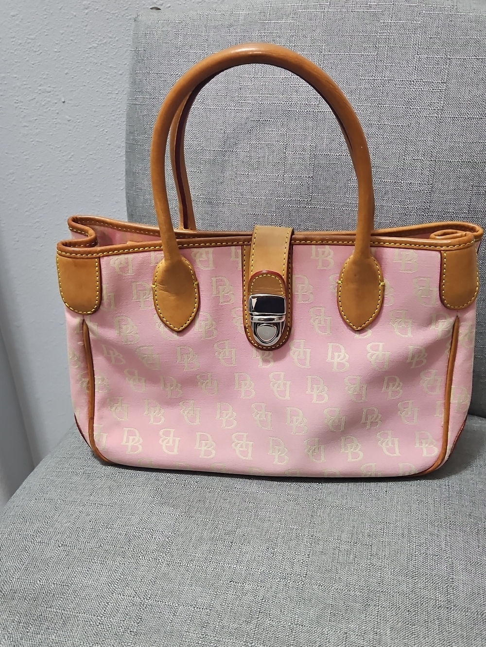 Dooney &Bourke Y2K Vintage Signature Momogram Pink Monogram Tote with Tan Trim - Picture 2 of 10